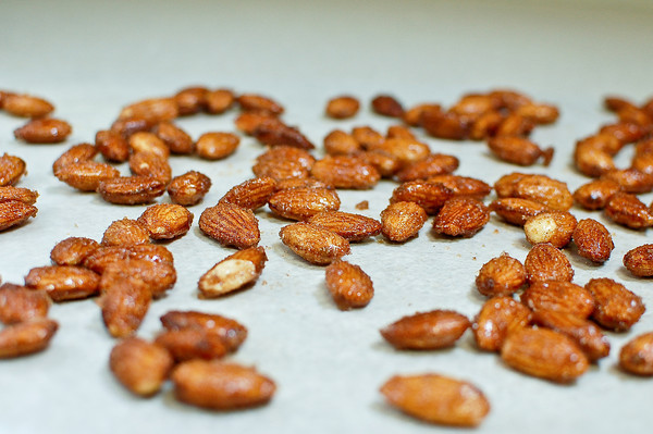 La base del turrón: almendra, miel y azúcar