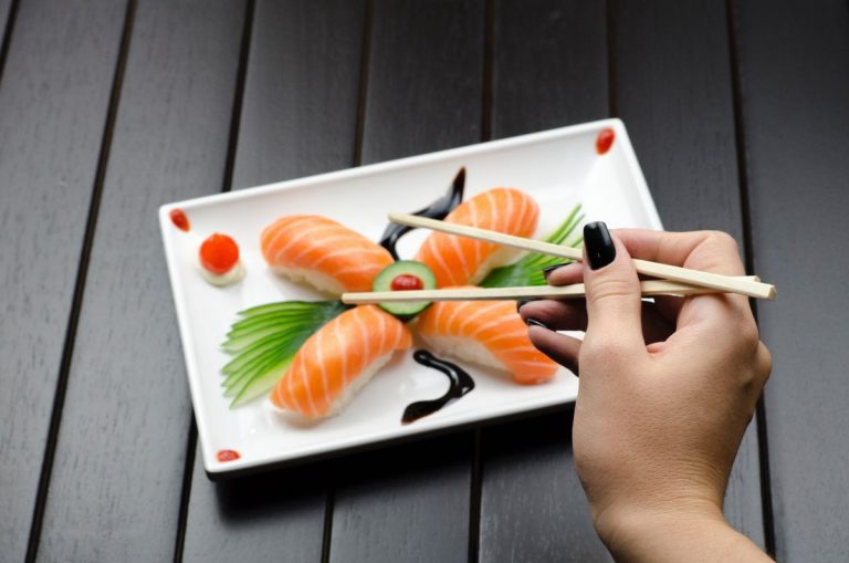 ¡Todo un peligro! Las consecuencias catastróficas que tiene el tomar pescado crudo