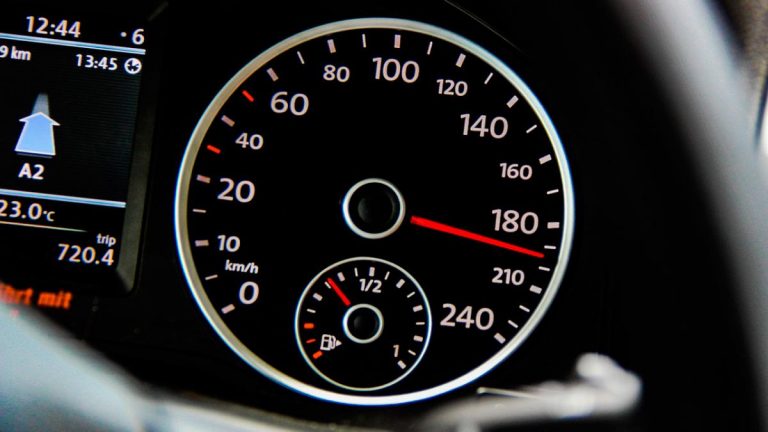 La razón por la que el velocímetro de un coche llega a 240 km