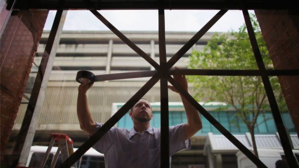 Aisla tus ventanas para ahorrar en la factura de la luz.