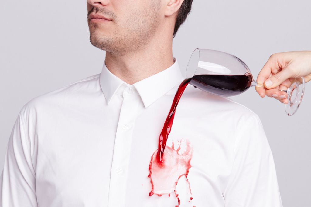 Cómo quitar manchas de vino 1 Las manchas de vino en la ropa son dificiles de quitar