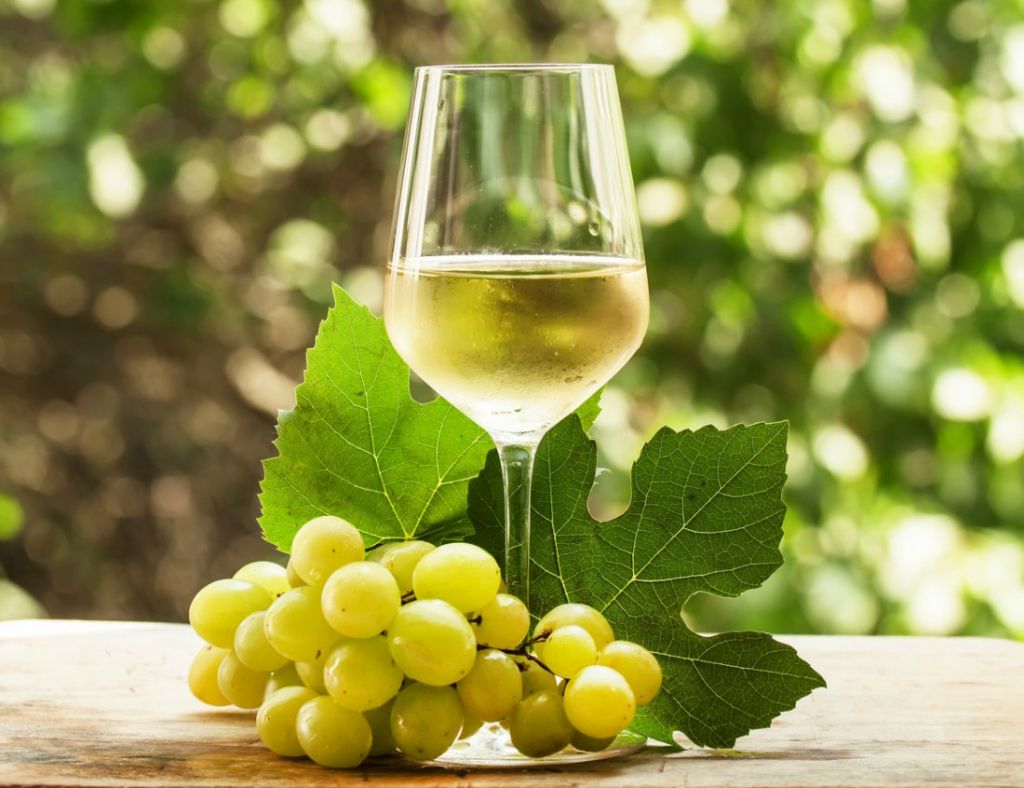 Cómo quitar manchas de vino 4 utilizar vino blanco contra las manchas de vino
