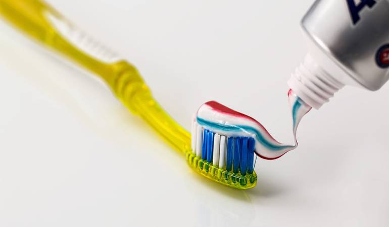 Eliminar manchas de tinta con pasta de dientes