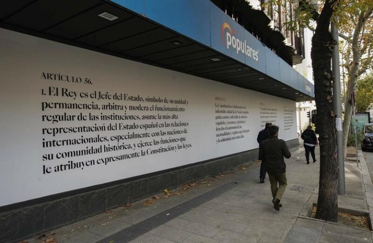 El PP cubre la fachada de su sede nacional en Madrid con artículos de la Constitución