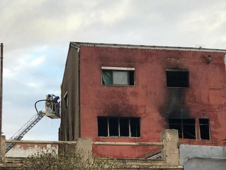 Controlado el incendio de una nave Badalona con al menos dos muertos y 17 heridos