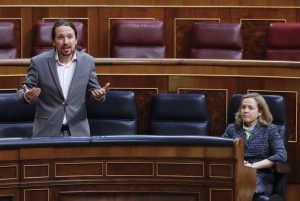 Podemos acusa a PSOE de retrasar la ley antidesahucios para compensar a bancos y 'fondos buitre'