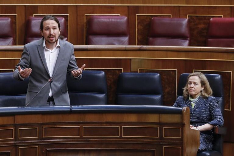 Podemos acusa a PSOE de retrasar la ley antidesahucios para compensar a bancos y 'fondos buitre'