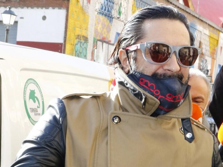 Rafael Amargo sale del despacho de su abogado junto a su pareja