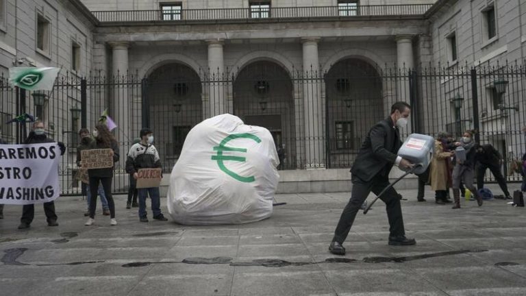 Extinction Rebellion cubre de falso petróleo el Ministerio de Ribera