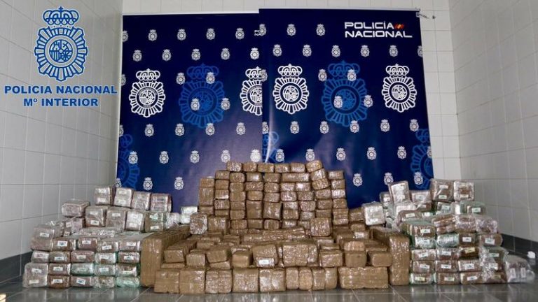 Detenida una pareja gallega de jubilados con 450 kilos de hachís