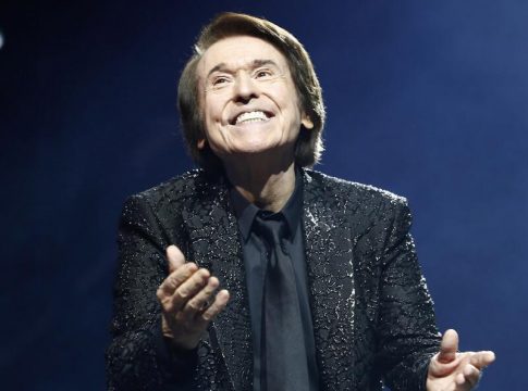 Raphael responde con una gran sonrisa a las críticas por su multitudinaria reaparición Raphael responde con una gran sonrisa a las críticas por su multitudinaria reaparición