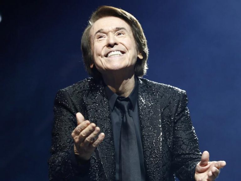 Raphael responde con una gran sonrisa a las críticas por su multitudinaria reaparición