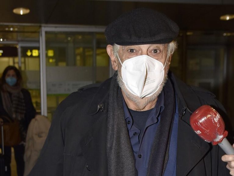 Plácido Domingo y su mujer vuelven a casa por Navidad