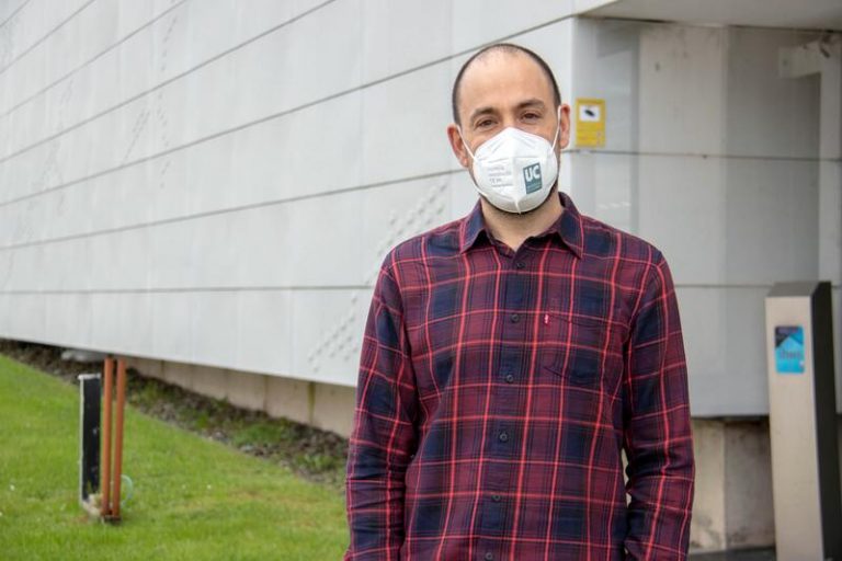 El investigador de la UC Álvaro Rada, premiado por su 