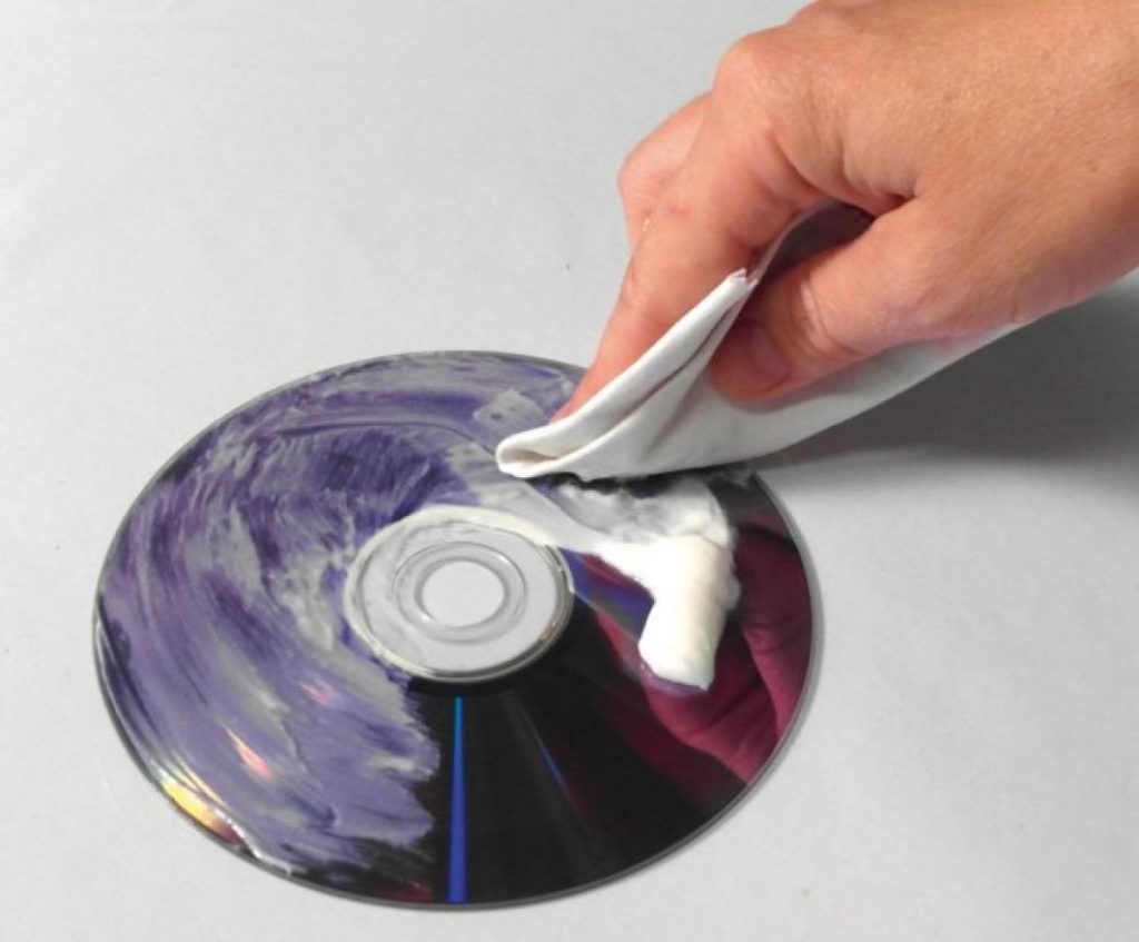 Reparar un CD con pasta de dientes