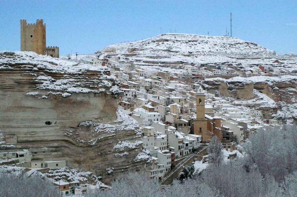 Los pueblos más bonitos de España para ver nevados 5 Si miras esta imagen y no te asombra, no sabemos qué más recomendarte. La nieve es bella, Alcalá del Júcar más.