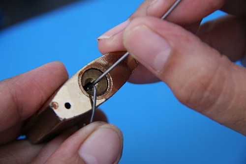 Usar clip para abrir candado