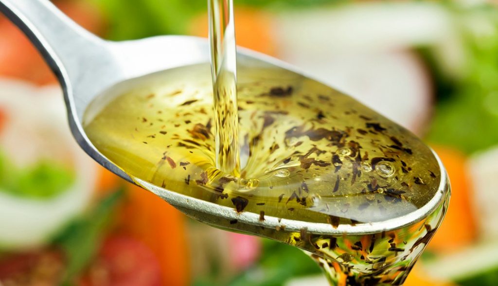 Aceite de oliva para el oscurecimiento en los codos