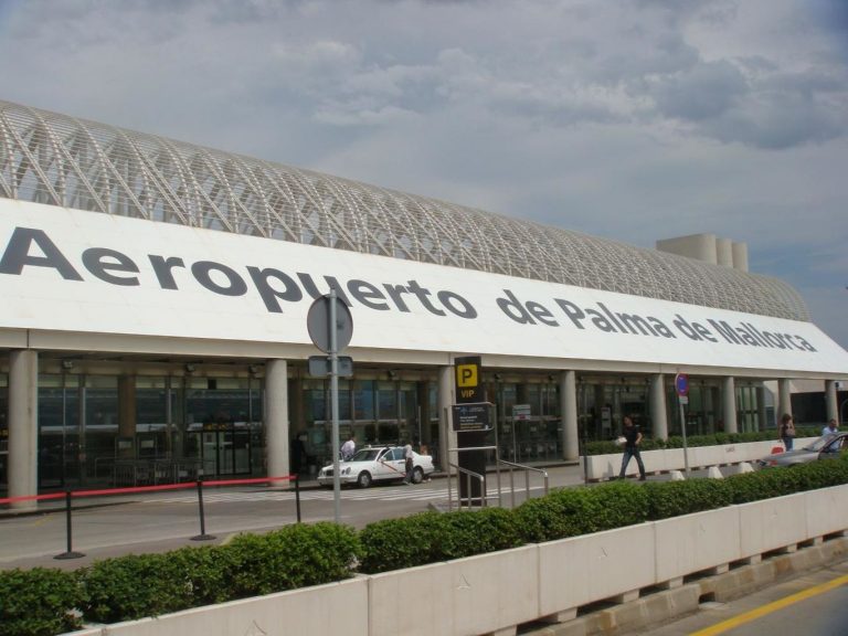 30 personas trabajan en el aeropuerto de Palma en el primer día de control de PCR
