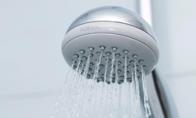 Deja correr el agua fría de tu baño para tu espejo