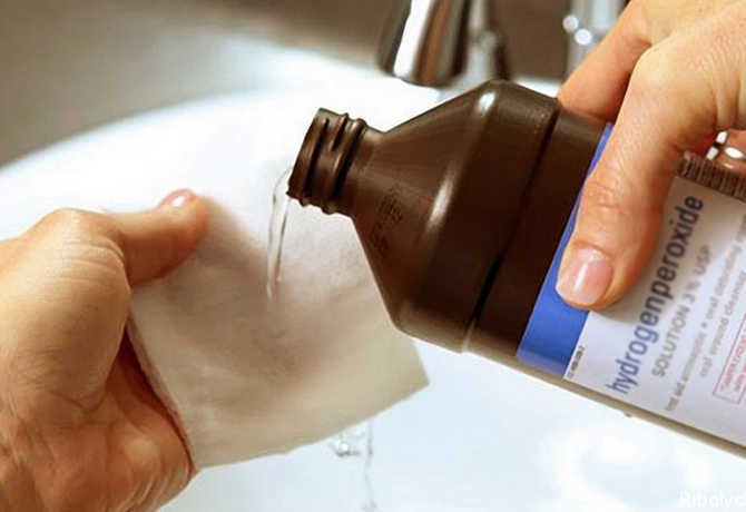 Cómo limpiar una bañera muy sucia 3 Agua Oxigenada para limpiar la bañera