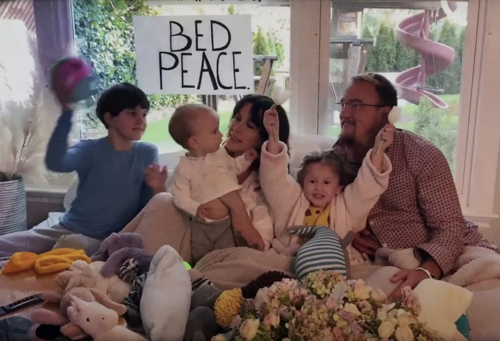 Alanis Morissette y 'Happy Xmas (War Is Over)', su single navideño 4 Alanis Morissette Happy Xmas (War Is Over)