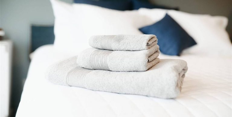 Albornoz y toallas de baño: cada cuánto hay que lavarlas