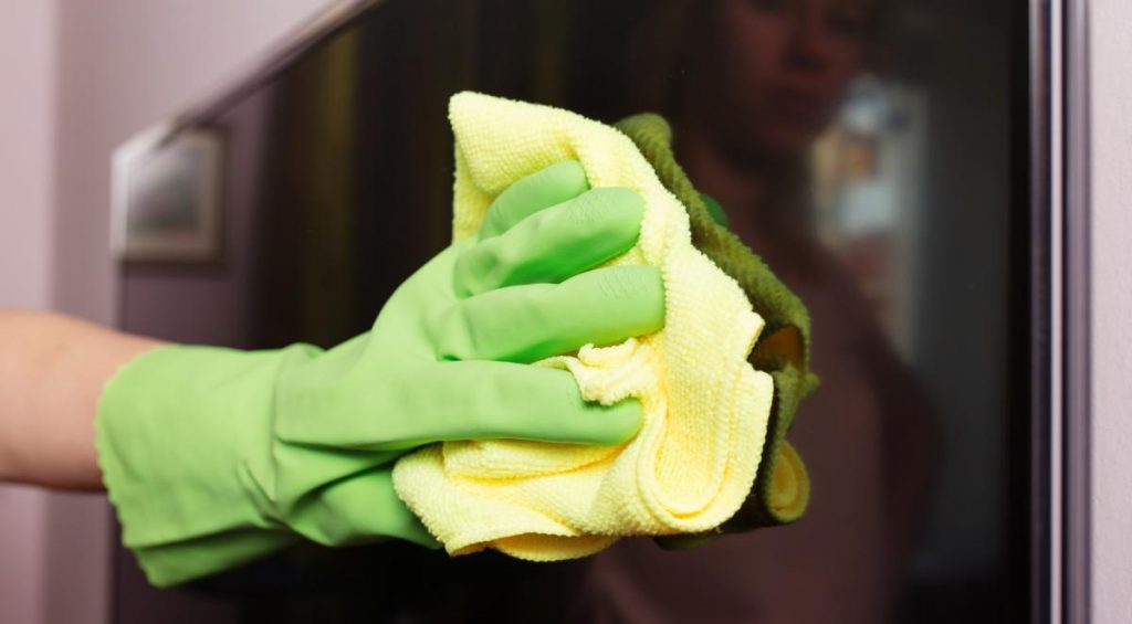 Cómo limpiar la pantalla del televisor para que no queden manchas 3 Limpia tu televisión con agua y vinagre