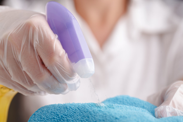 Cómo quitar la cal de la mampara de la ducha 3 Métodos alternativos para limpiar la mampara