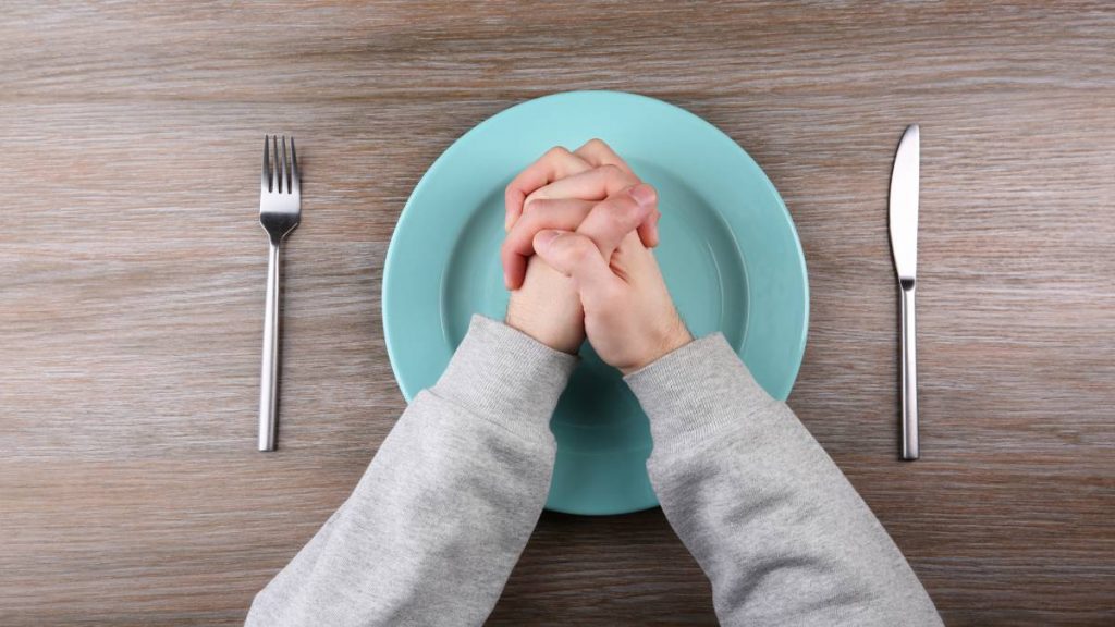 Así es la dieta del pescado que te promete perder muchos kilos en una semana 9 Dejar de comer no es dieta