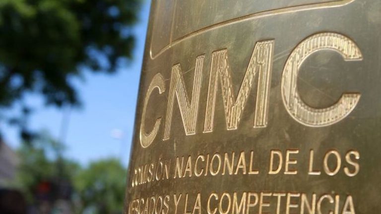 La CNMC recomienda a grandes eléctricas ir más allá en medidas