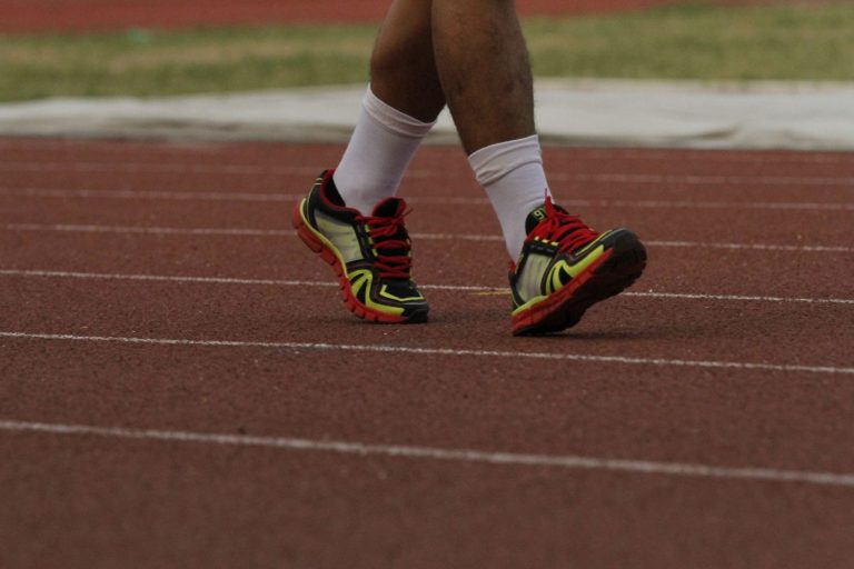Por qué caminar lento puede ser un indicio de problemas de salud