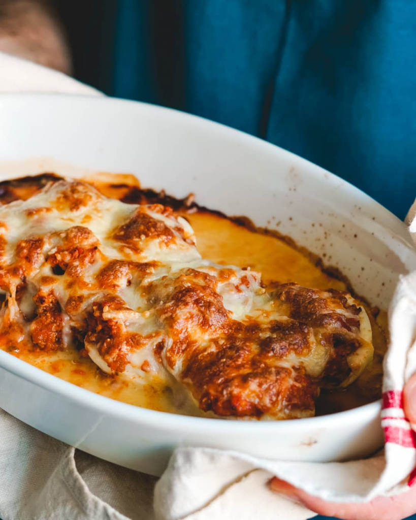 Huevos rellenos de salsa boloñesa