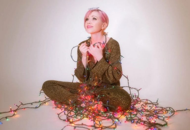 Carly Rae Jepsen y 'It’s Not Christmas Till Somebody Cries'