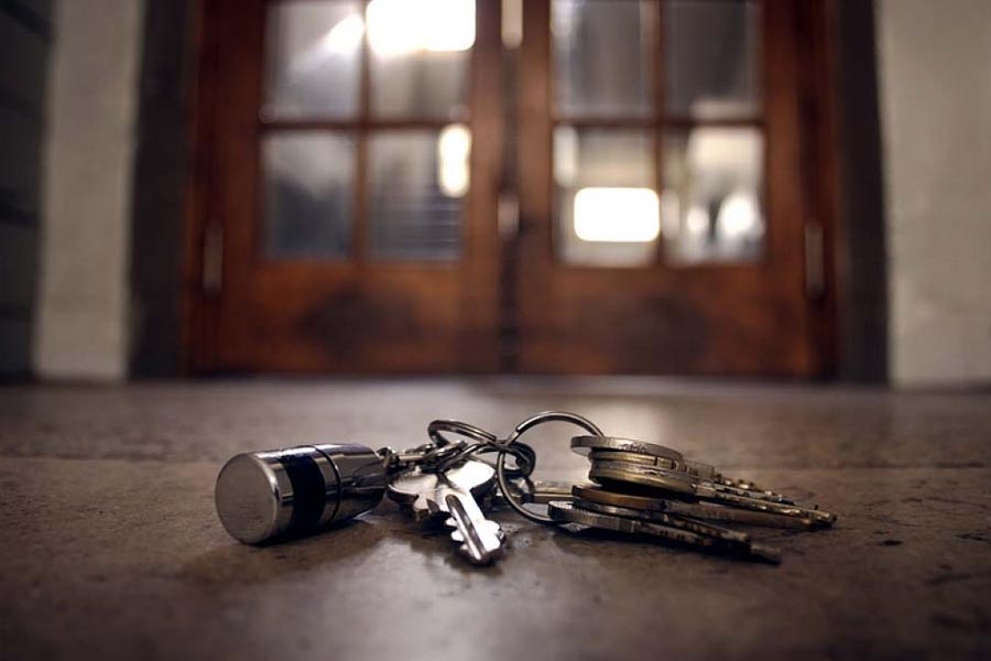 Cómo abrir una puerta si te has dejado las llaves 