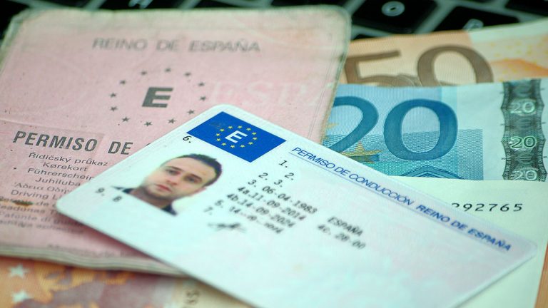 Cómo cambiar la dirección del carnet de conducir