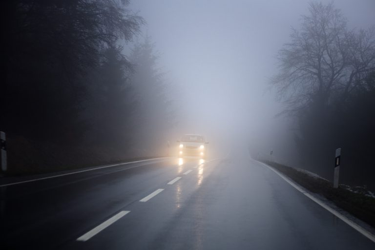 Cómo conducir con niebla en la carretera