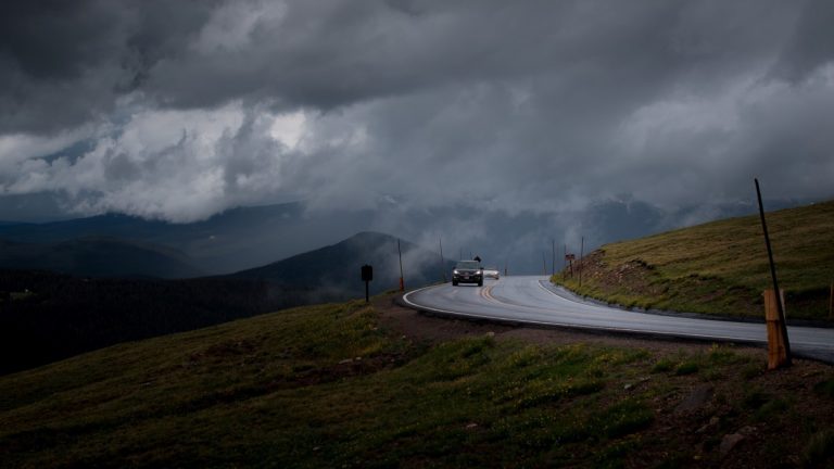 Cómo conducir con viento sin perder el control