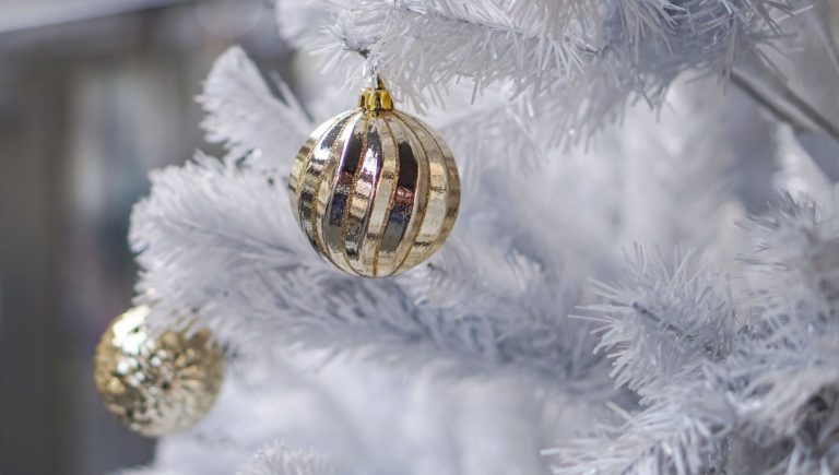 Cómo decorar un árbol de navidad blanco