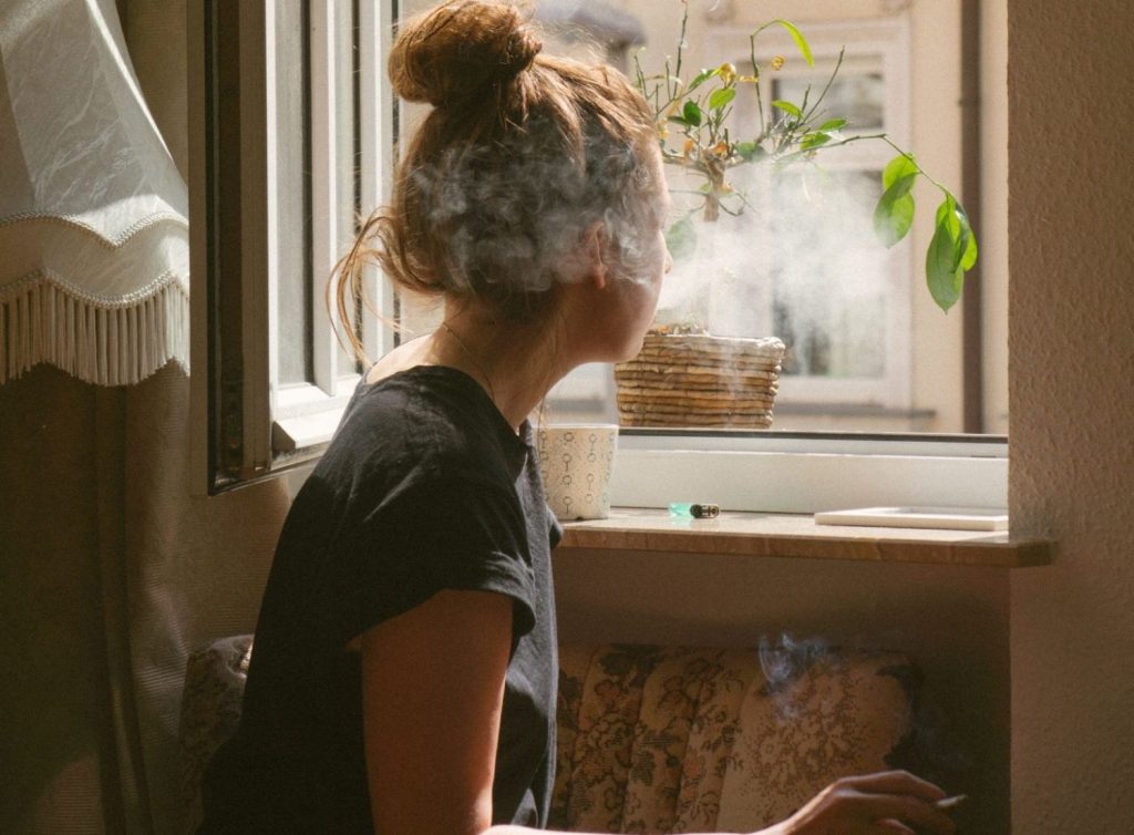 Cómo hacer ambientadores caseros para eliminar el olor de tabaco 7 Beneficios de eliminar el olor a tabaco en el hogar