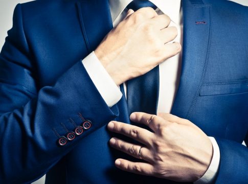 Cómo hacer el nudo de la corbata en 9 segundos Cómo hacer el nudo de la corbata en 9 segundos