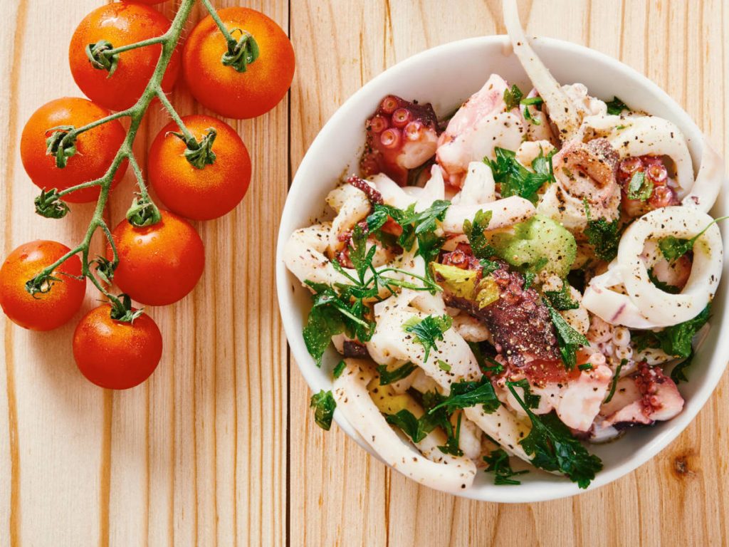 El salpicón de marisco de Martín Berasategui de sabor escandaloso para despedir el verano 23 Cómo hacer el tradicional salpicón de marisco