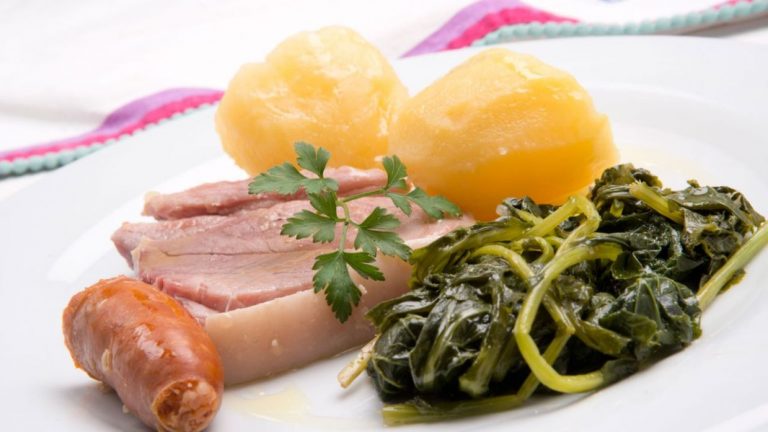 Cómo hacer la receta tradicional gallega de lacón con grelos