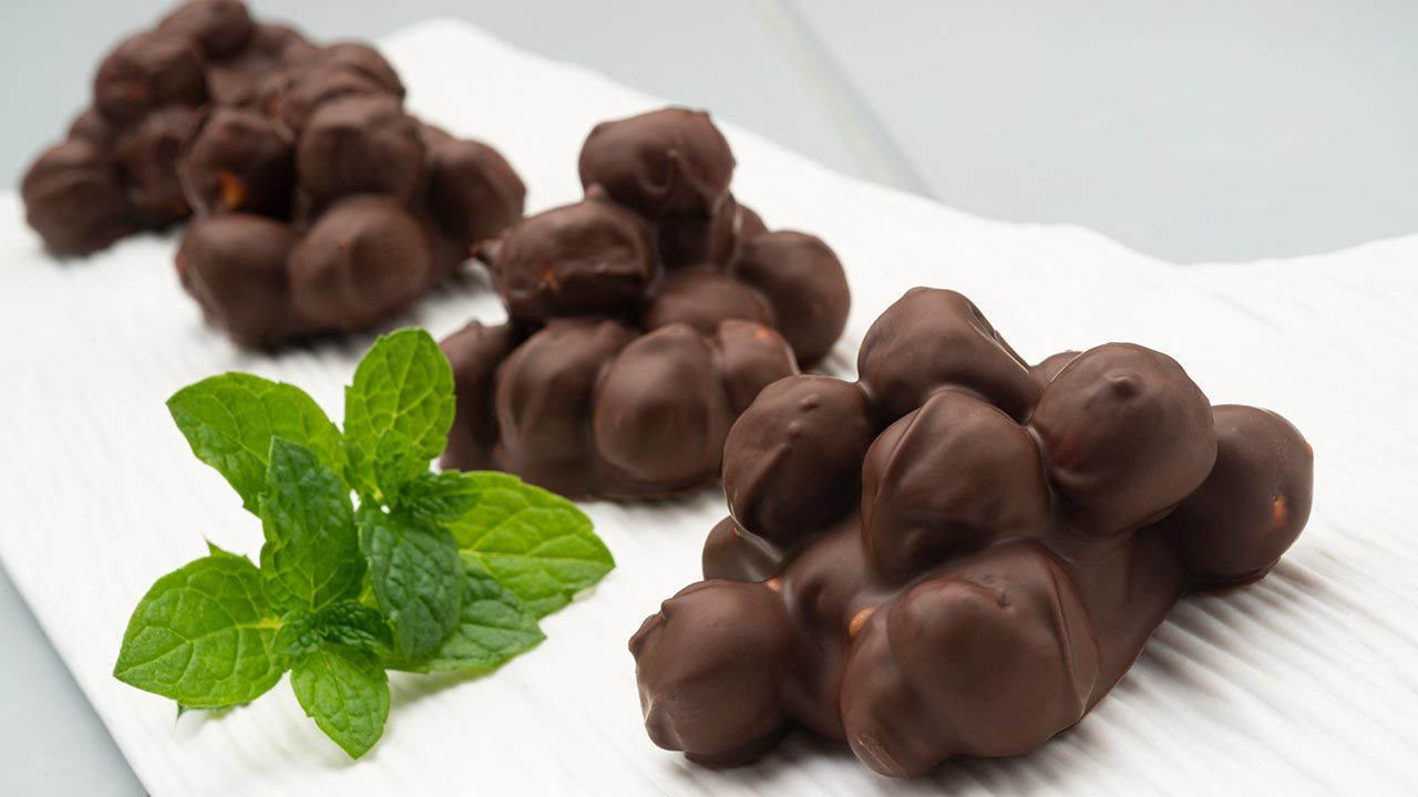 Cómo hacer los bocados de avellanas y chocolate de Karlos Arguiñano