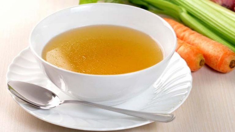 Cómo hacer un caldo de verduras casero que resucita a los muertos