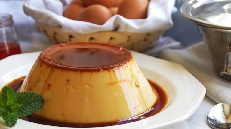 Cómo hacer un flan de huevo en el microondas más rico que el que compras
