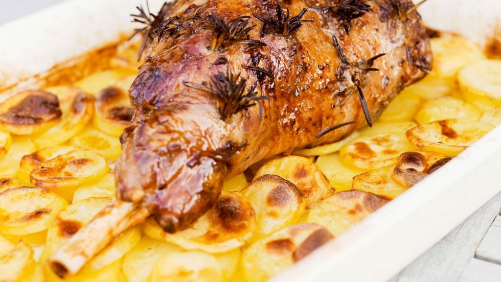 Horneado final y presentación de la pierna de cordero al horno