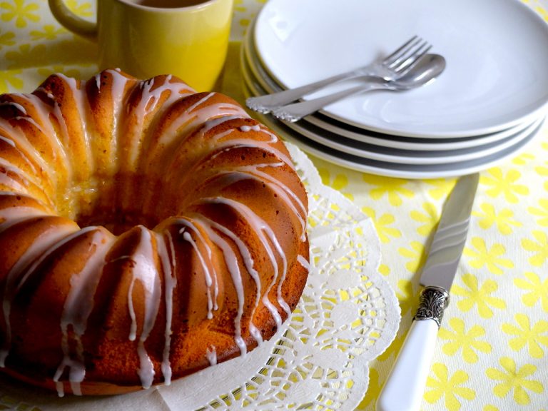 Cómo hacer un original bizcocho de chocolate blanco