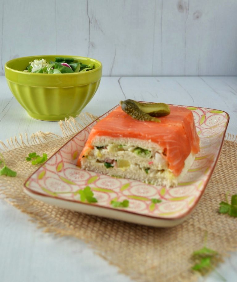Cómo hacer un pastel de salmón con hierbas frescas paso a paso