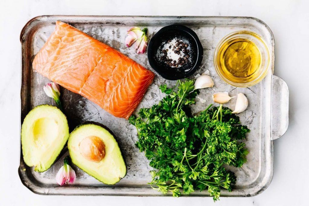 Ingredientes para preparar el pastel de salmón con hierbas